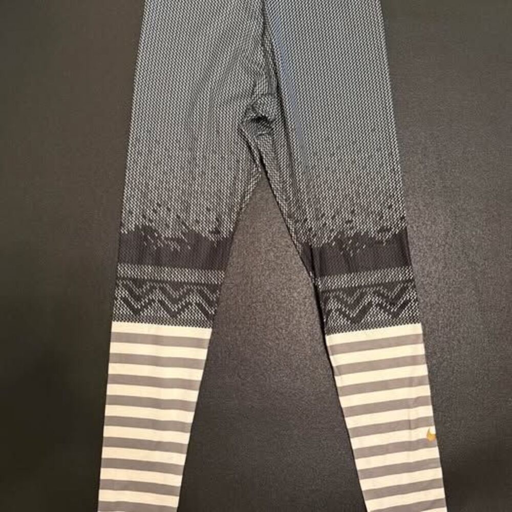 Nike Pro medium Women's Patterned Leggings